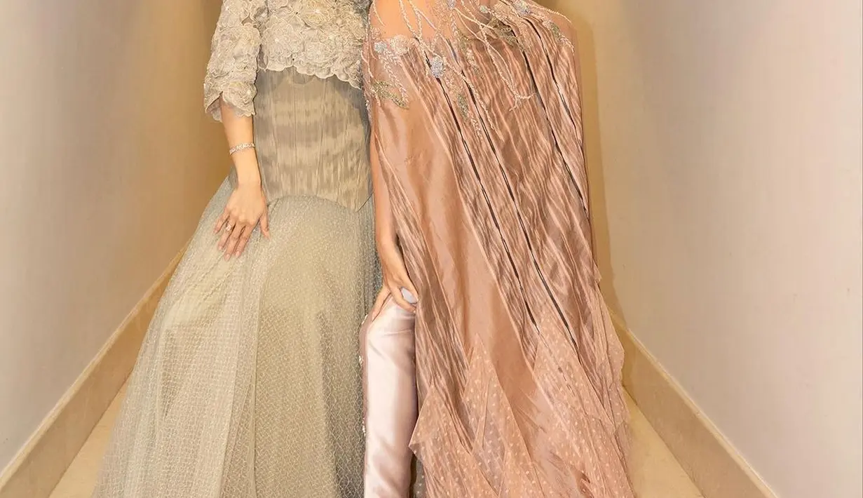 Patricia Gunawan atau biasa dikenal dengan Pat Gouw, seorang model profesional juga tampil membawakan koleksi wastra rancangan Harry Hasibuan di atas panggung Dekranasda Kota Medan JFW 2024. [Foto: Instagram/mrsayudewi]