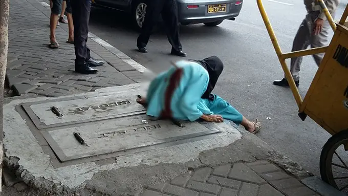 Nenek di Jawa Timur Berjalan Dengan Pisau Menancap di Punggung!