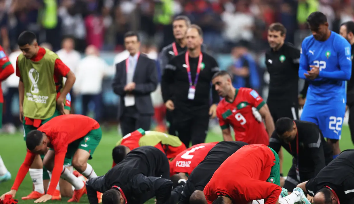 Para pemain Maroko tetap bersujud syukur dan berterima kasih kepada penonton usai pertandingan melawan Prancis pada semifinal Piala Dunia 2022 di Stadion Al-Bayt di Al Khor, Doha, Kamis (15/12/2022). Maroko kalah dari Prancis 2-0 dan gagal melaju ke final Piala Dunia 2022. (AFP/ADRIAN DENNIS)