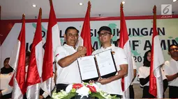 Ketua Tim Cakra19, Andi Widjajanto (kanan) dan Sekjen, Letjen TNI (Purn) Eko Wiratmoko (kiri) salam komando usai penandatanganan Deklarasi Dukungan Jokowi-Ma’ruf Amin sebagai Capres dan Cawapres 2019 di Jakarta, Minggu (12/8). (Liputan6.com/Fery Pradolo)
