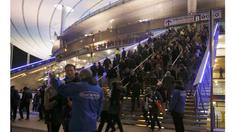 Ribuan penonton laga persahabatan Prancis vs Jerman di Stade de France, Paris tetap tenang walalupun ada suara ledakan bom di awal babak pertama. Mereka bertahan hingga laga usai, Jumat (13/11/2015).