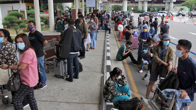 Suasana saat calon penumpang mengntre untuk rapid test antigen di Terminal 2 Bandara Soekarno-Hatta, Tangerang, Banten, Selasa (22/12/2020). Layanan rapid test antigen dibanderol dengan harga Rp 200 ribu. (merdeka.com/Arie Basuki)