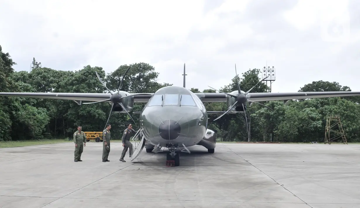 Pesawat CN-295 mampu mengangkut 2,4 ton garam, sementara Cassa 212-200 bisa memuat 800 kg garam. (merdeka.com/Iqbal S. Nugroho)