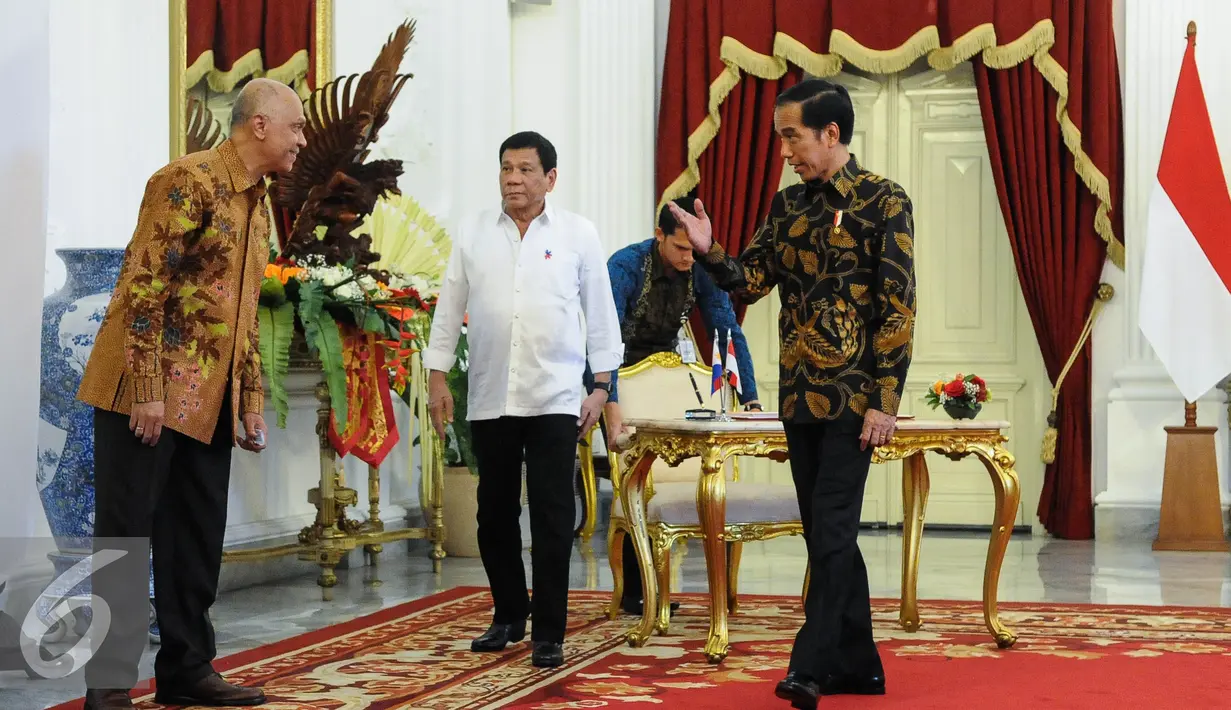 Presiden Joko Widodo mempersilahkan Presiden Rodrigo Duterte untuk masuk ke ruang dalam Istana Negara, Jakarta, Jumat (9/9). Duterte memilih Indonesia sebagai tujuan pertama kunjungan kenegaraannya. (Liputan6.com/Faizal Fanani)