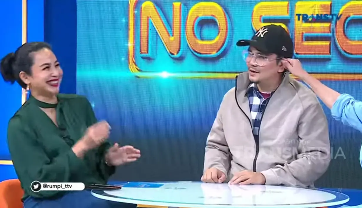 Mendengar jawaban sahabatnya, Indy Barends seakan mengingatkan dan langsung menjewer Indra Bekti. "Udah pingin langsung bilang mantan?," kata Indy lagi. Sekedar informasi, Indra dan Aldila baru akan menjalani sidang perdana pada 13 Maret mendatang. [Youtube/TRANS TV Official]