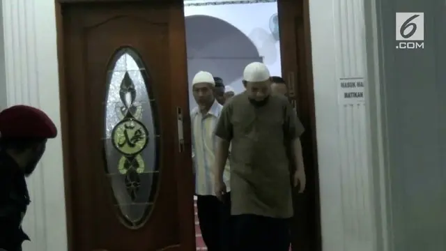 Novel Baswedan kembali menjalankan ibadah salat Subuh di Masjid Al Ihsan setelah kembali dari Singapura.