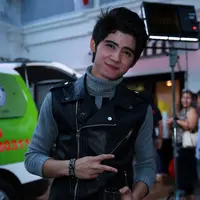Aliando Syarief saat ditemui di lokasi syuting pembuatan video klip 'Bahagia Dengan Cinta', Kawasan Ciniru, Kebayoran Baru, Jakarta Selatan (17/8/2015). (Deki Prayoga/Bintang.com)