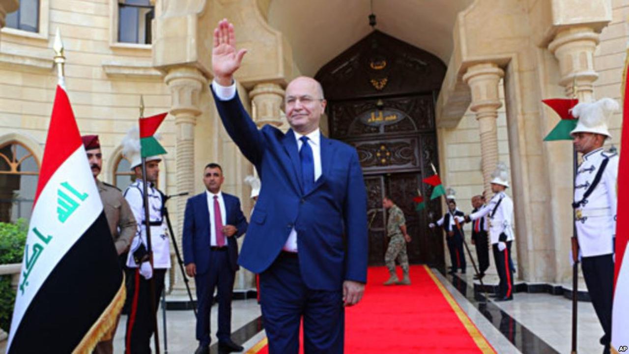 Presiden Irak yang baru terpilih, Barham Salih, melambaikan tangannya setelah upacara pelantikan di Baghdad, Irak, Rabu, 3 Oktober 2018 (AP PHOTO via VOA Indonesia)