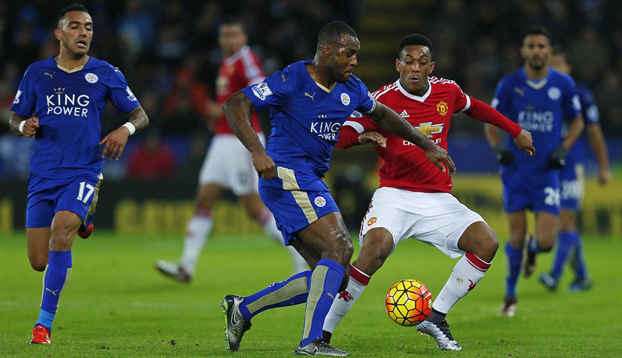 Pemain Leicester, Wes Morgan, berusaha melewati striker MU, Anthony Martial, pada laga Liga Premier Inggris di Stadion King Power, Inggris, Sabtu (28/11/2015). (Reuters/Eddie Keogh)