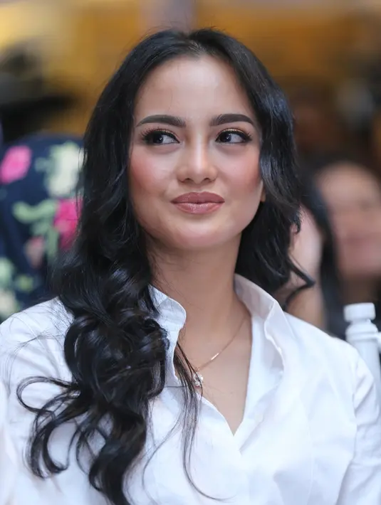 "Kan anaknya ceria banget, aku lihatin instagram-nya dari bawah, anaknya menyenangkan banget, pasti rasanya sedih ngeliat anak yg tadinya aktif, riang, tiba-tiba harus terbaring di rumah sakit. Pasti sedih banget," ujarnya.  (Adrian Putra/Bintang.com)