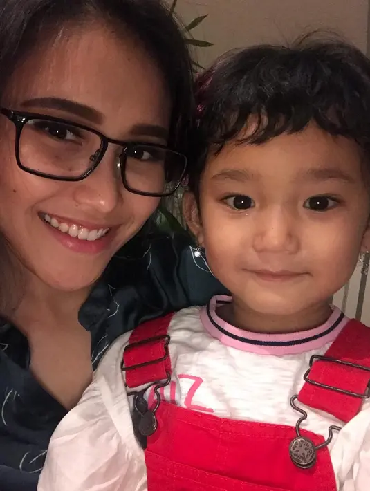 Ibu satu anak itu juga sering kali di bully oleh para haters. Tidak hanya dirinya, tapi juga keluarganya tak luput menjadi perbincangan para haters. Pelantun lagu Sambalado itu juga tak pernah menanggapi ulah para haters. (instagram/ ayutingting92)