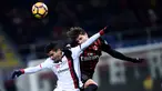 Gelandang AC Milan, Manuel Locatelli (kanan) berebut bola udara dengan penyerang Cagliari, Diego Farias pada lanjutan Liga Italia di Stadion San Siro (9/1). AC Milan menang tipis atas Cagliari dengan skor 1-0. (AFP Photo/Filippo Monteforte)