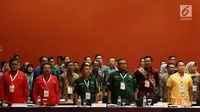 Sejumlah perwakilan partai menyanyikan lagu Indonesia Raya saat Rekapitulasi Nasional Hasil Verifikasi dan Penetapan Parpol Peserta Pemilu 2019, Jakarta (17/2). Sebanyak 14 partai politik lolos sebagai peserta Pemilihan Umum 2019.(Liputan6.com/JohanTallo)