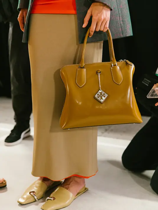 Atau sepatu surealis dengan cincin kaki trompe l’oeil dan tumit ‘terbalik.  [Foto: Dok. Tory Burch]