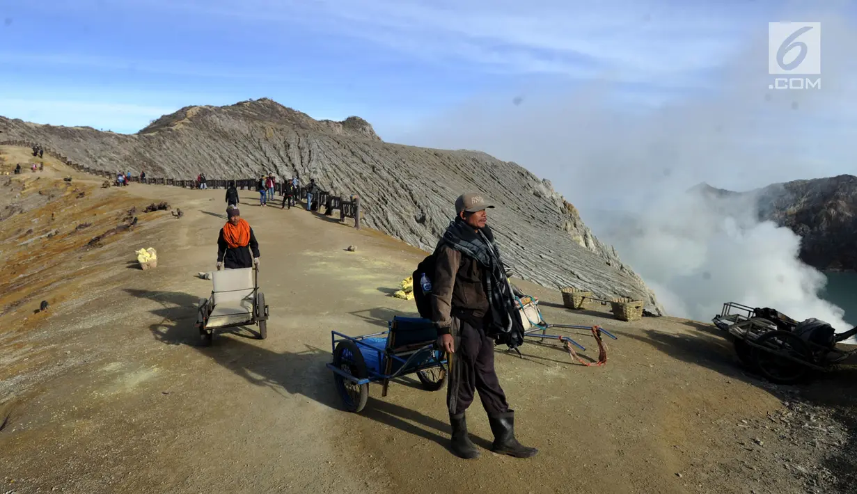 Penambang menunggu wisatawan di Kawah Ijen, Banyuwangi, Jawa Timur, Senin (02/7). Semenjak Kawah Ijen menjadi tujuan wisata di Banyuwangi, mereka mendapatkan penghasilan tambahan dengan mengantarkan wisatawan menggunalkan troli. (Merdeka.com/Arie Basuki)