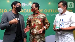 (ki-ka) CEO and Founder eFishery Gibran Huzaifah, Ketua Masyarakat Akuakultur Indonesia (MAI) Rokhmin Dahuri dan Direktur Pakan dan Obat Ikan KKP Ujang Komarudin berbincang di sela-sela Indonesia Aquaculture Outlook 2022 di Jakarta, Kamis (16/12/2021). (Liputan6.com/HO/Audy)
