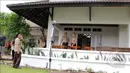 Sebuah mikrofon dipersiapkan jelang kedatangan Komisi III ke rumah Wakapolri Badrodin Haiti di kawasan Jagakarsa, Jakarta, Rabu (15/4/2015). (Liputan6.com/Helmi Afandi)