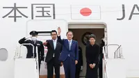PM Jepang Yoshihide Suga dan istrinya, Mariko Suga, berkunjung ke Vietnam dan Indonesia. Dok: Twitter PM's Office of Japan @JPN_PMO