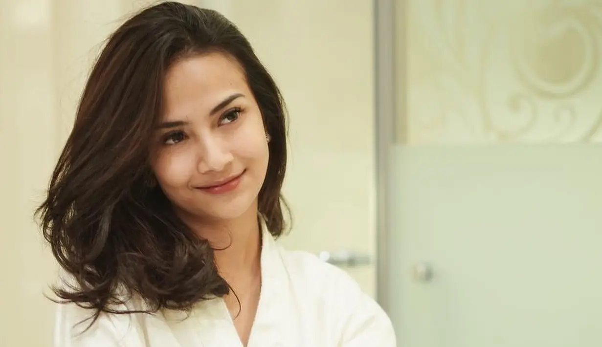Di hari raya Idul Fitri, setiap orang memiliki tradisi dalam merayakannya. Termasuk jenis makanan yang menjadi santapan hidangan, termasuk si  cantik Vanessa Angel yang tak takut menjadi gendut setelah lebaran. (Instagram/vanessaangelofficial)