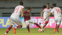 Gaya Egy Maulana Vikri melewati adangan para pemain Suriah U-23 pada laga persahabatan di Stadion Wibawa Mukti, Bekasi, Rabu (16/11/2017). Indonesia kalah 2-3. (Bola.com/NIcklas Hanoatubun)