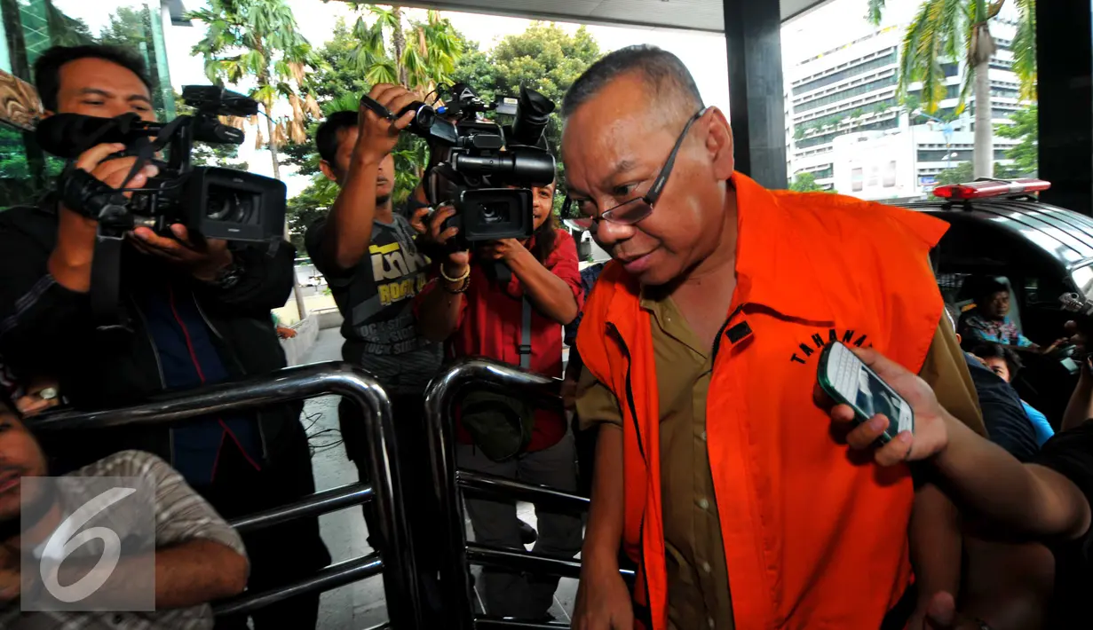 Tersangka kasus perantara suap kepada panitera PN Jakarta Pusat, Doddy Arianto Supeno saat akan memasuki gedung KPK, Jakarta, Selasa (7/6). (Liputan6.com/Helmi Afandi)