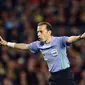 Wasit asal Turki, Cuneyt Cakir, dipercaya menjadi pengadil dalam leg 1 babak perempat final Liga Champions 2017-2018 antara Juventus kontra Real Madrid. (AFP/Adrian Dennis)