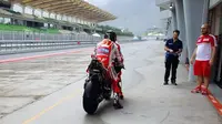 Pebalap penguji Ducati, Michele Pirro, salah satu rider yang turun pada tes privat di Sirkuit Sepang, Malaysia, 25-27 Januari 2017. (Bola.com/Twitter/McLarenMotoGP)