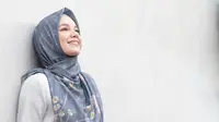 Dewi Sandra dengan hijab warna pastel. (Dok. Instagram/@dewisandra/https://www.instagram.com/p/CCdYANwF50k/Dyra Daniera)