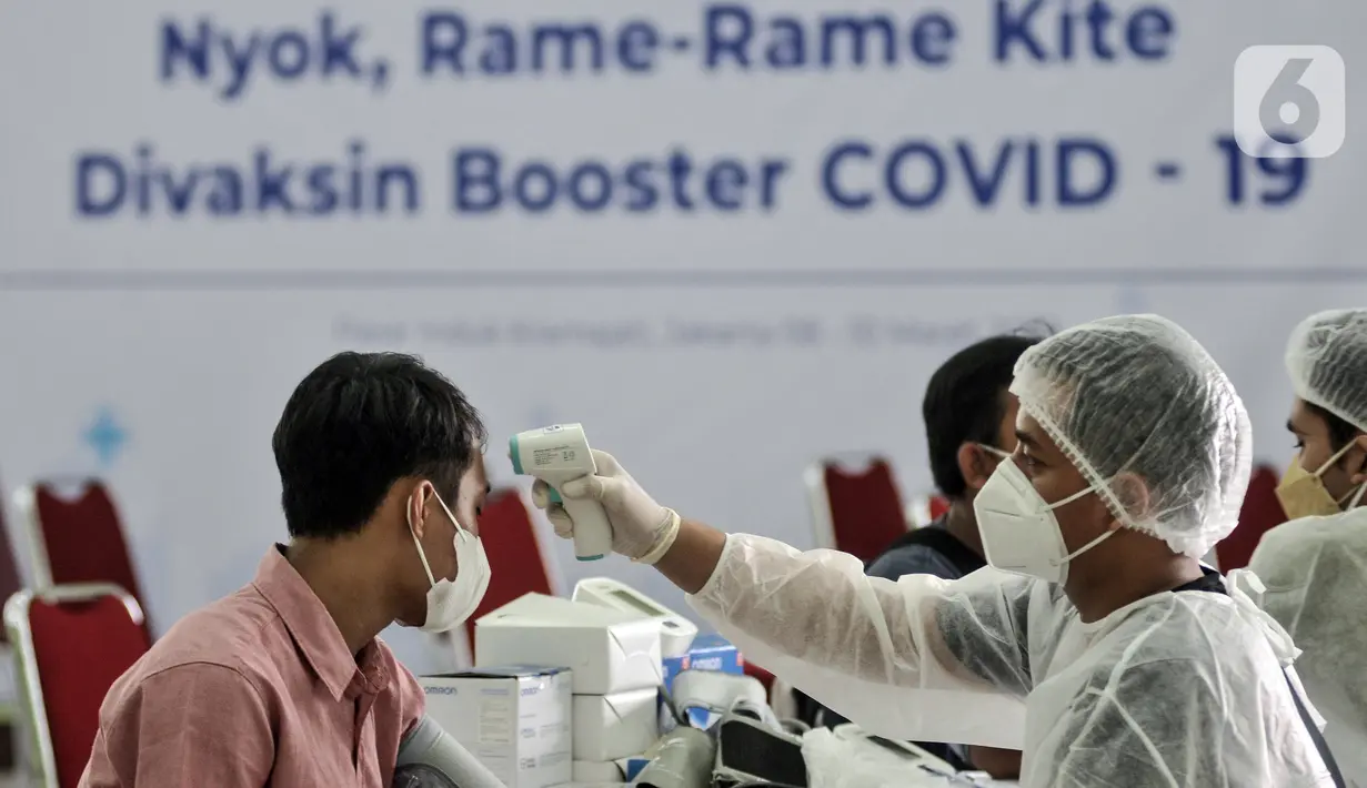 Warga menjalani tes kesehatan sebelum disuntik vaksin dosis ketiga (Booster) di Pasar Induk Kramat Jati, Jakarta Timur, Kamis (10/3/2022). Data terkini mencatat capaian vaksinasi booster COVID-19 di Ibu Kota baru sekitar 1,4 juta orang. (merdeka.com/Iqbal S. Nugroho)