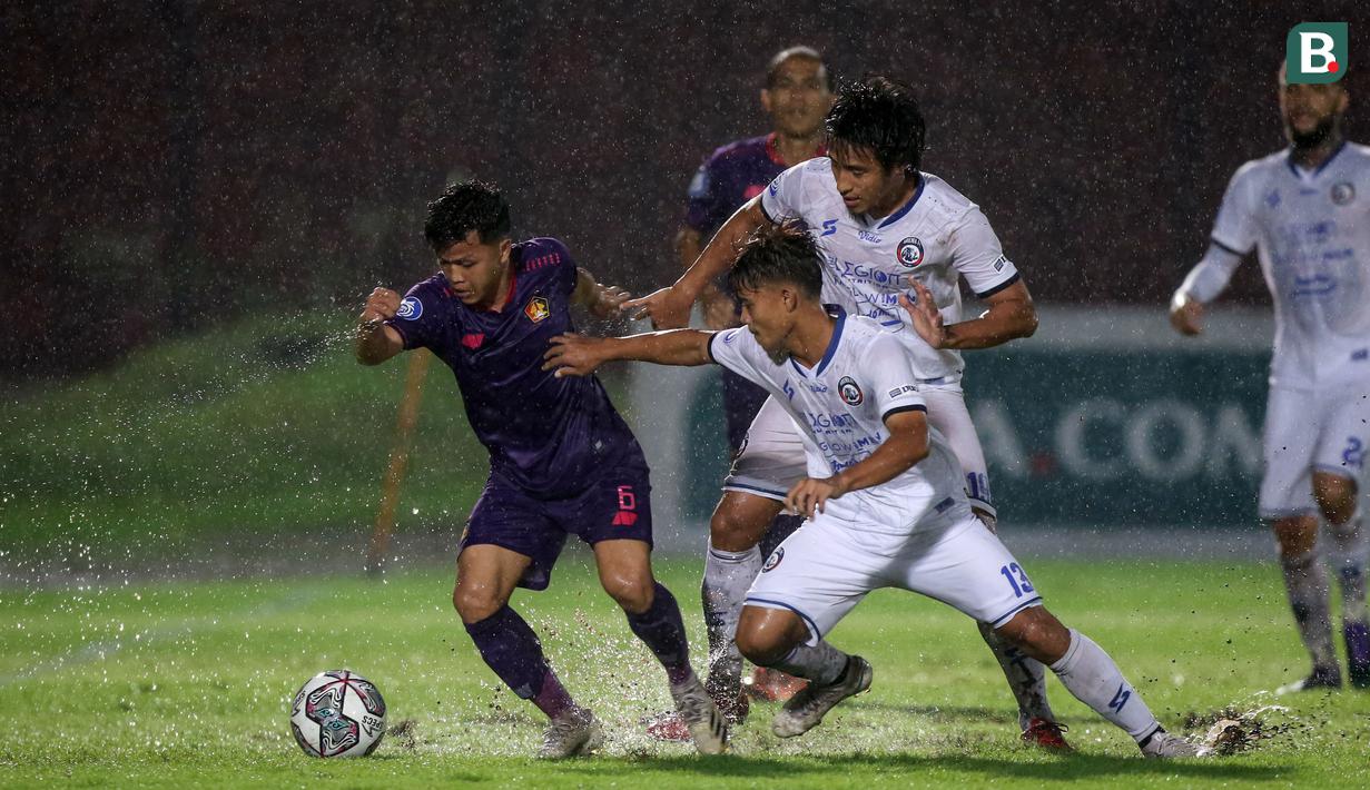 Persik masih mendominasi permainan dengan mengurung pertahanan Arema. Sayangnya, upaya mereka dalam membangun serangan belum berjalan mulus karena terganggu genangan air di lapangan akibat hujan deras. (Bola.com/Bagaskara Lazuardi)