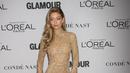 Model Gigi Hadid berpose untuk fotografer di karpet merah Glamour Women Of The Year 2017 di Brooklyn, New York, Senin (13/11). Malam itu, Gigi tampil cantik dengan mengenakan gaun berwarna emas rancangan Zuhair Murad. (Evan Agostini/Invision/AP)