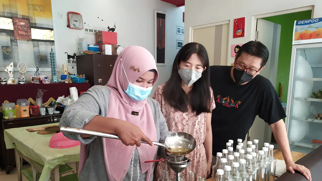 Proses pembuatan obat herbal tradisional Tiongkok bernama Sop Sayur Lima Unsur. (Dian Kurniawan/Liputan6.com)