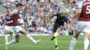 Striker Manchester City, Sergio Aguero, menendang bola saat melawan Burnley pada laga Premier League di Stadion Turf Moor, Minggu (28/4). Manchester City menang 1-0 atas Burnley. (AP/Rui Vieira)
