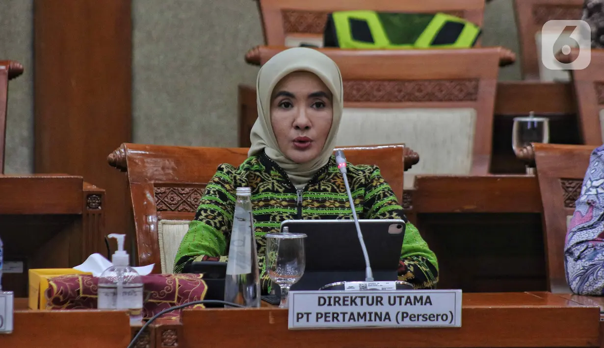 Direktur Utama PT Pertamina (Persero) Nicke Widyawati menyampaikan paparan dalam rapat dengar pendapat  dengan Komisi VI DPR di kompleks Parlemen, Senayan, Jakarta, Kamis (8/9/2022). Rapat tersebut perkembangan terkini soal kenaikan harga BBM bersubsidi, produksi atau lifting minyak, pengolahan minyak, serta kapasitas kilang minyak. (Liputan6.com/Angga Yuniar)