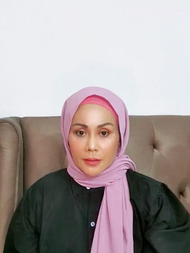 Potret Terbaru Mak Vera Mantan Manajer Olga Syahputra, Kini Mantap Tampil Berhijab. (Sumber: Instagram/makverazanobia)