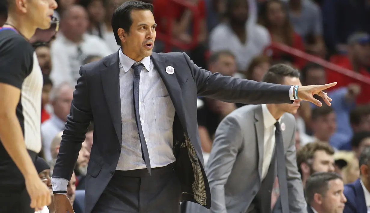 Pelatih Miami Heat, Erik Spoelstra memberikan arahan kepada timnya saat melawan Chicago Bulls ada laga NBA basketball game, di American Airlines Arena, Miami, (29/3/2018). Heat menang 103-92. (AP/Joel Auerbach)
