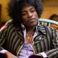 Andre 3000 tampak tidak canggung saat memainkan gitar bergaya kidal layaknya Jimi Hendrix.