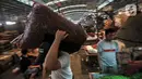 Pedagang memindahkan cabai rawit yang dijual di Pasar Induk Kramat Jati, Jakarta Timur, Kamis (2/6/2022). Dalam tiga hari terakhir, pedagang di Pasar Induk Kramat Jati mengungkapkan harga cabai mengalami kenaikan dengan selisih Rp 5.000 - Rp 10.000 per kilogram. (merdeka.com/Iqbal S Nugroho)