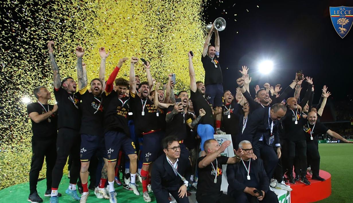 Lecce kembali hadir di kasta tertinggi Liga Italia Serie A setelah menjuarai Serie B musim 2021/2022 dengan mengoleksi 71 poin, unggul dua poin dari Cremonese yang juga lolos langsung untuk promosi ke Serie A. (twitter/OfficialUSLecce)