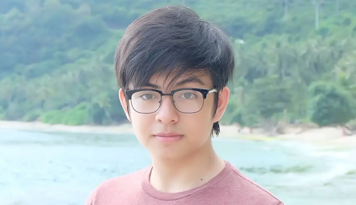 Meski baru berusia 19 tahun, Angga Yunanda sudah membintangi 6 judul film. Debut film perdana Angga yakni di film bergenre horor berjudul Sajen yang tayang pada 2018. Untuk film terakhir yang ia bintangi berjudul Habibie Ainun 3 yang tayang 19 Desember 2019 lalu.(Liputan6.com/IG/@anggayunandareal16)