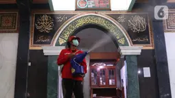 Petugas PMI Kota Tangerang melakukan penyenprotan disinfektan di area masjid Al Hidayah Cipondoh, Tangerang, Banten, Jumat (1/4/2022). Penyemprotan tersebut dilakukan untuk mengantisipasi penyebran covid 19 selama bulan Ramadhan. (Liputan6.com/Angga Yuniar)
