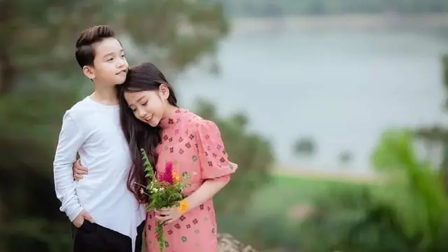 Potret gemas Khanh Linh dan Cao Huu Nhat menirukan adegan dari ‘Crash Landing On You’