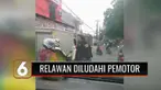 Terlihat dari awal video, seorang pemotor memepet dan menghadang laju relawan pengawal ambulans di Bekasi, Jawa barat. Pelaku bahkan memukul motor hingga meludahi relawan, Kenapa?