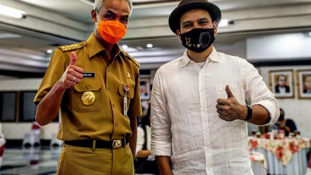 Ketua Umum Kagama, Ganjar Pranowo bersama Vokalis Padi Reborn, Fadly usai acara penyerahan lagu Kagama Bhakti di Semarang, Jawa Tengah, Senin, 22 Februari 2021.