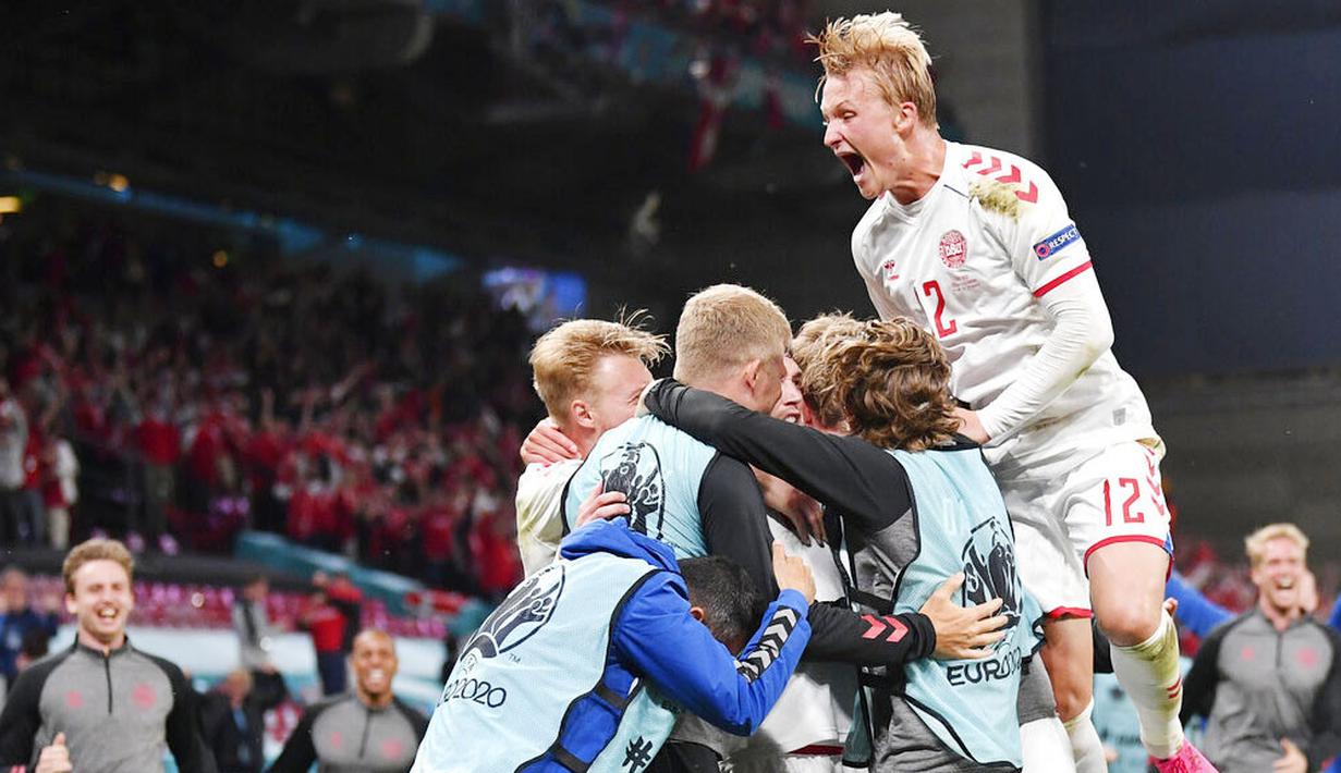 Para pemain Denmark meluapkan kebahagiaan usai laga melawan Rusia berakhir. Mereka dipastikan akan mendampingi Belgia ke babak 16 besar dengan keunggulan selisih gol atas Finlandia dan Rusia yang juga punya jumlah poin sama yakni tiga. (Stuart Franklin/Pool via AP)
