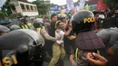 Sejumlah pengunjuk rasa dari Solidaritas Perjuangan Demokrasi terlibat bentrok dengan aparat kepolisian di Yogyakarta, (23/2). Aksi di halau aparat untuk mengan tisipasi terjadinya konflik antara  ormas yang pro LGBT dan anti LGBT. (Boy Harjanto)