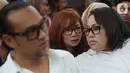 Seorang wanita berbincang dengan komedian Tri Retno Prayudati atau Nunung (kanan) saat sidang penyalahgunaan narkotika di PN Jakarta Selatan, Rabu (6/11/2019). Sidang pembacaan tuntutan terhadap Nunung dan suaminya July Jan Sambiran ditunda hingga 13 November 2019. (Liputan6.com/Immanuel Antonius)