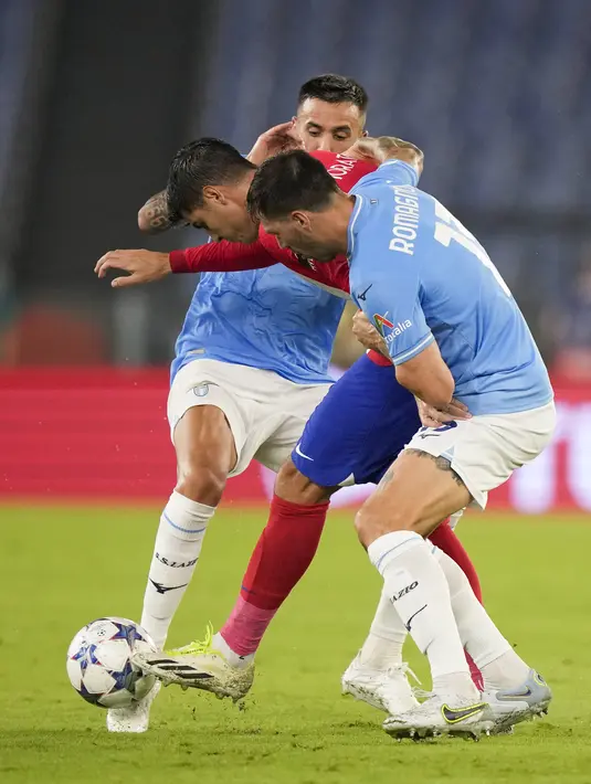 Tertinggal 0-1 dari Atletico, Lazio terus berusaha mencari gol penyama kedudukan. (AP Photo/Andrew Medichini)