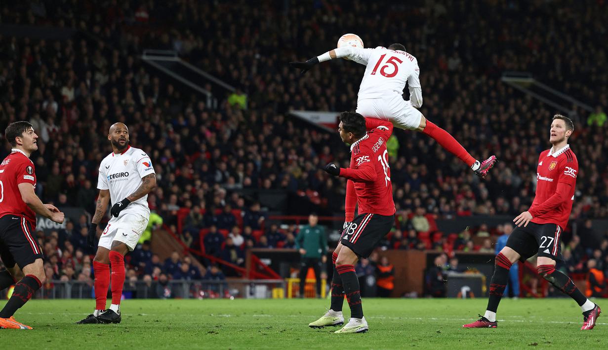 <p>Pemain Sevilla, Youssef En-Nesyri berusaha mencetak gol melalui tandukannya saat laga leg pertama perempat final Liga Europa 2022/2023 melawan Manchester United di Old Trafford, Manchester, Jumat (14/04/2023) dini hari WIB. (AFP/Darren Staples)</p>