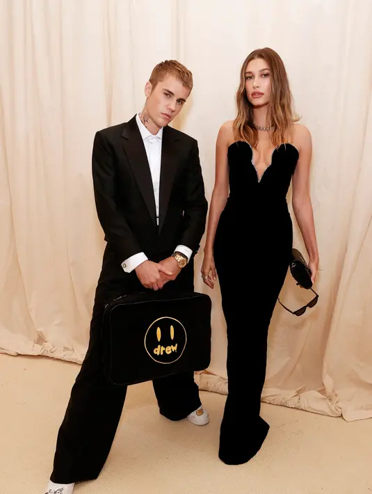 Sedangkan Justin Bieber tampil dengan setelan jas hitam yang disebutnya la maison Drew, menunjuk pada Drew House, label busana street style miliknya.